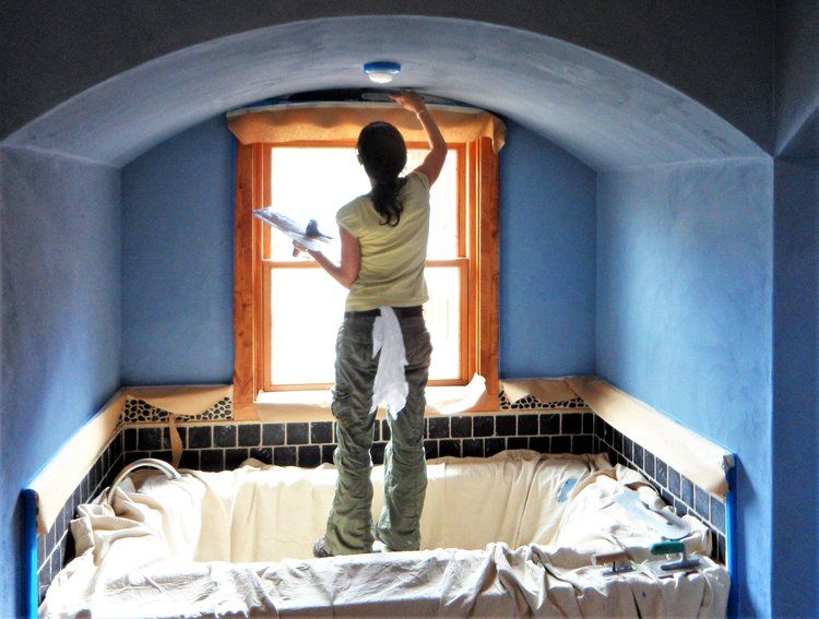 Amundson Plaster and Paint artisan applying wall finish